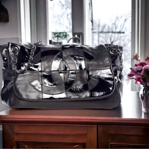CHANEL Black lambskin and patent quilted leather CHANEL Brooklyn Bag "Retired" - Picture 11 of 16